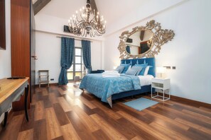 Escritorio, espacio para trabajar con laptop y wifi gratis 