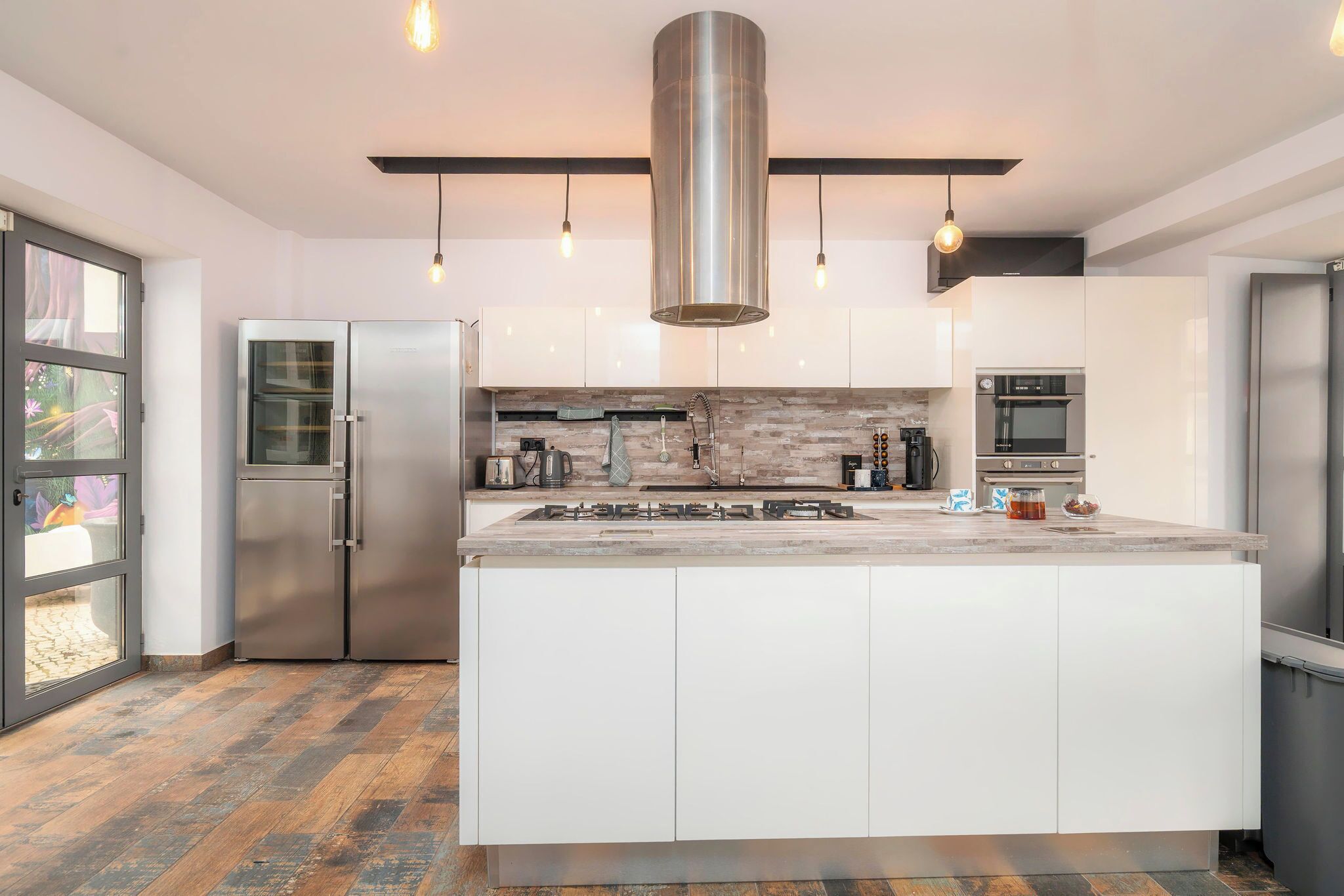 Full-size fridge, microwave, oven, dishwasher