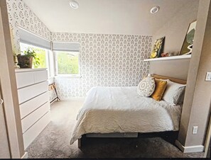 1 bedroom, iron/ironing board, WiFi, bed sheets - Cozy and bright 1-bedroom apartment in NE Seattle with WiFi, AC and garden view (Seattle)