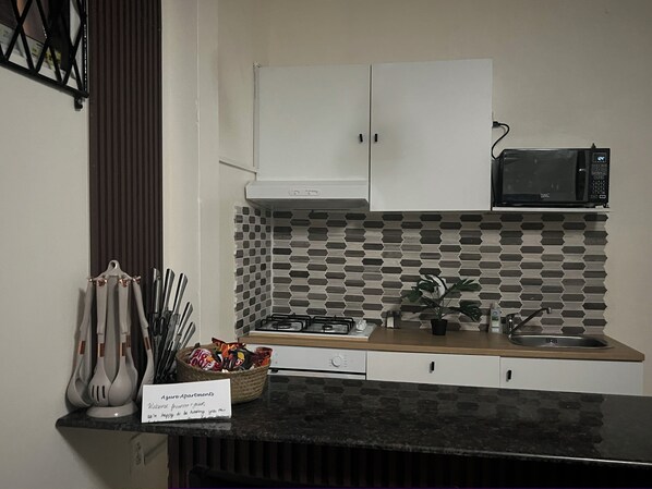 Fridge, microwave, oven, stovetop - Modern 2-bedroom apartment in with WiFi, AC (Georgetown)