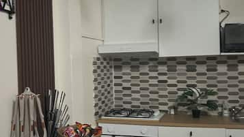 Frigorifero, microonde, forno, piano cottura