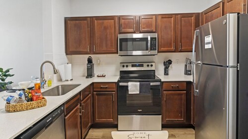 Charming 1-bd apartment in Frisco with Fitness Room, Work Space & Swimming Pool