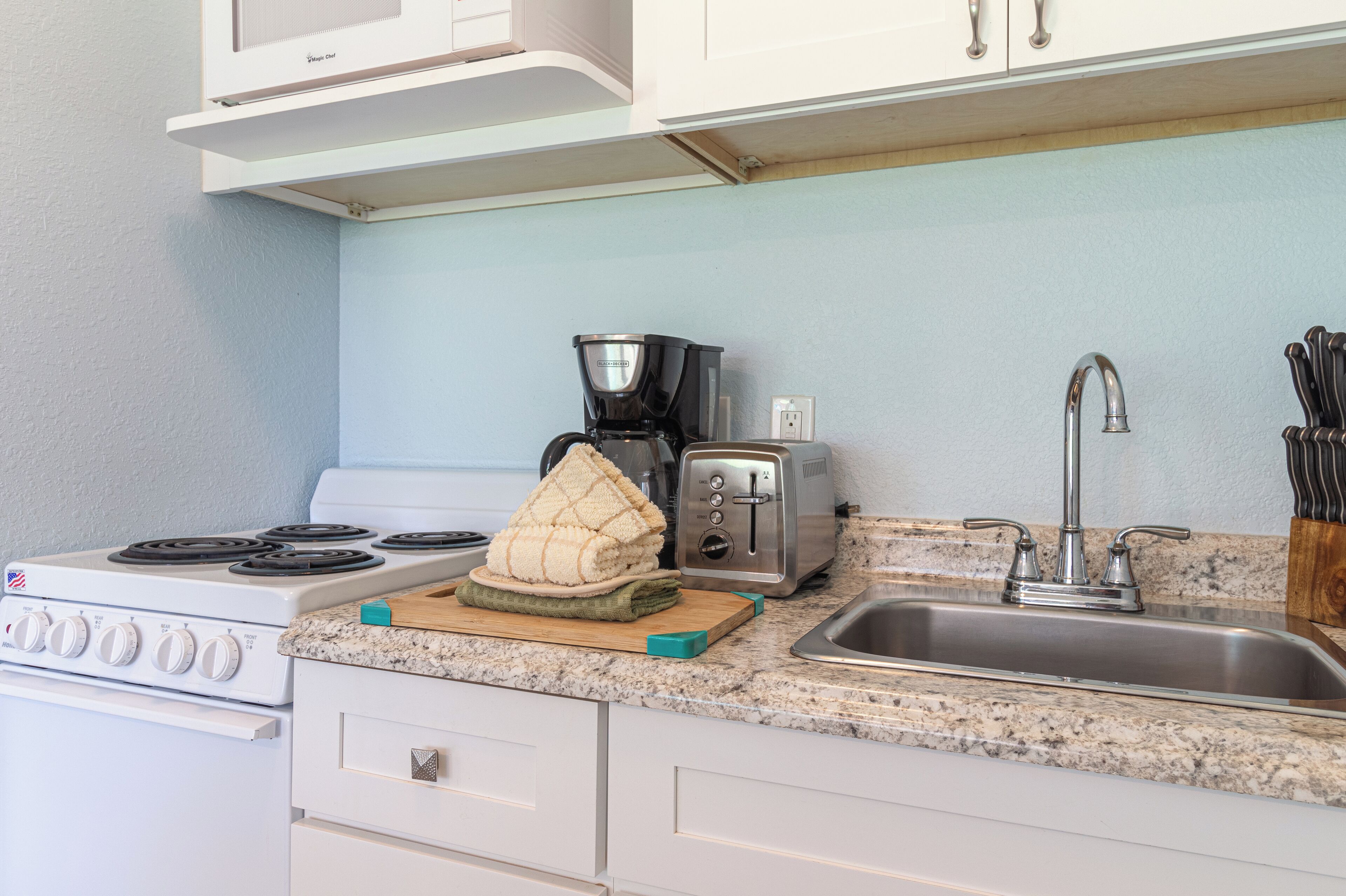 Kühlschrank, Mikrowelle, Ofen, Herdplatte