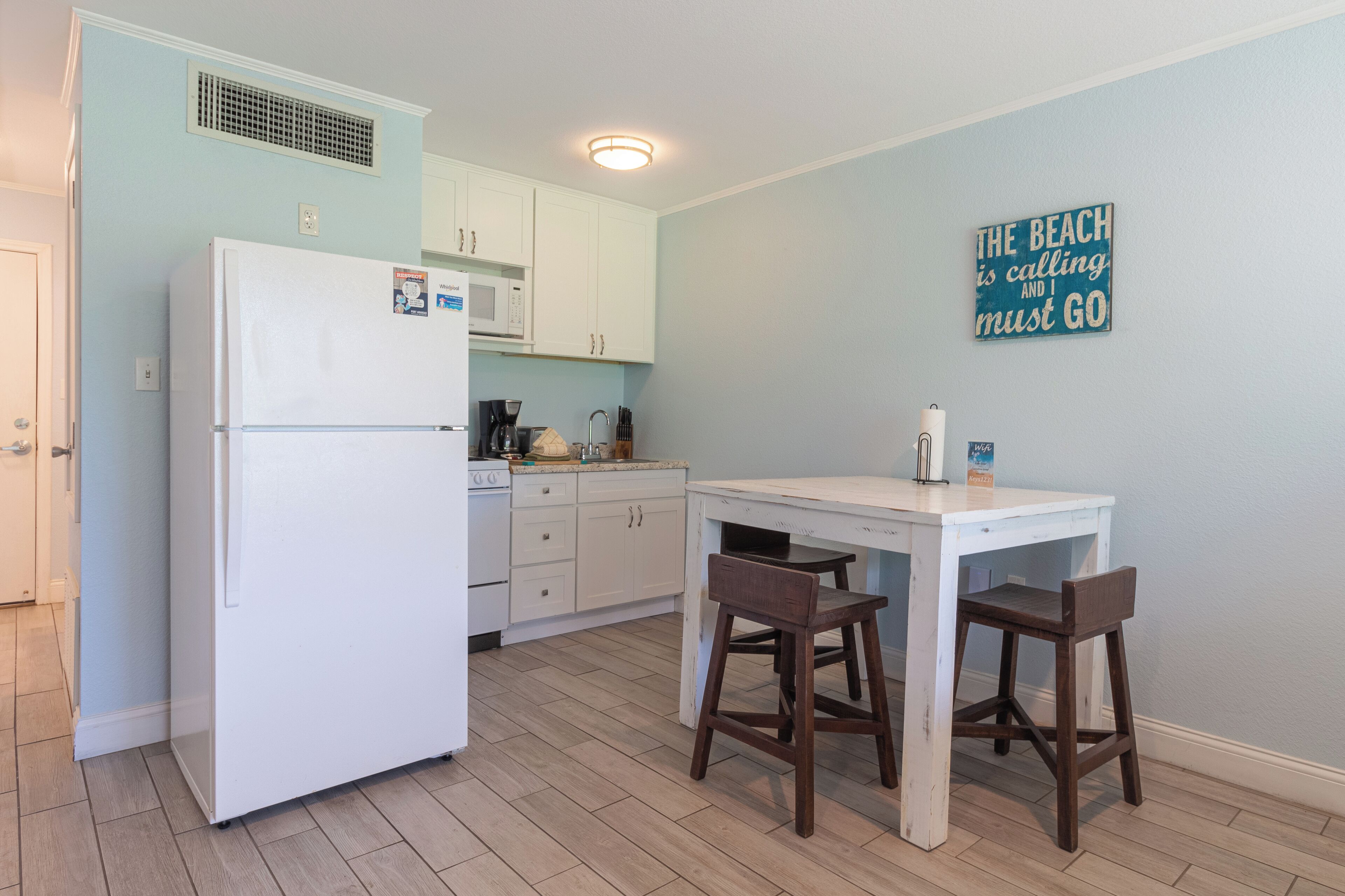 Jääkaappi, mikroaaltouuni, uuni, liesi