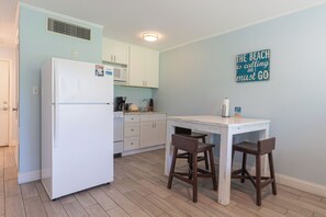 Frigorífic, microones, forn i placa de cuina 