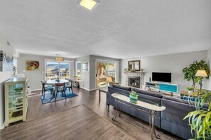 Smart TV, fireplace