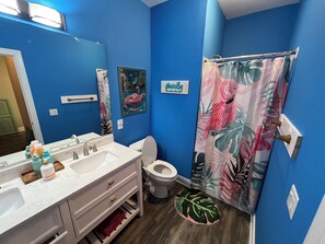 Dusche, Haartrockner, Handtücher, Seife