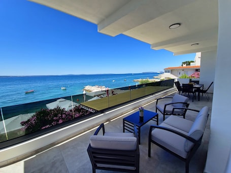 Outdoor dining. Luxury Apartment on the beach