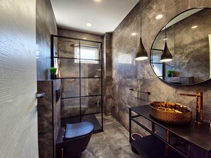 シャワー、ヘアドライヤー、ビデ、タオル