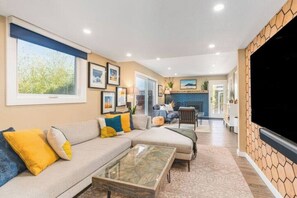 Smart-tv, een computerscherm en een printer