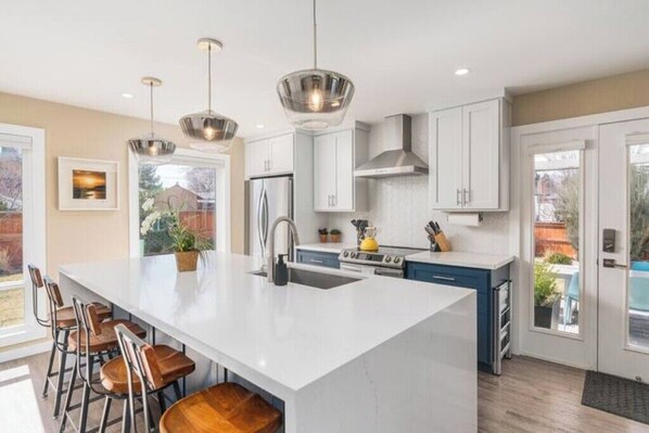 Een koelkast, een microgolfoven, een oven, een kookplaat