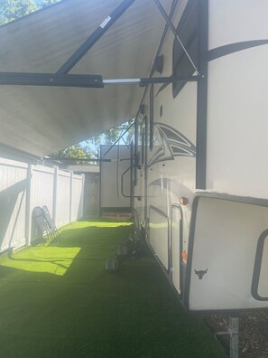 Property grounds - Cozy 2-bedroom RV in excellent Valrico/Tampa with WiFi, AC, Heat, Hot water (Valrico)