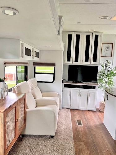 Cozy 2-bedroom RV in excellent Valrico/Tampa with WiFi, AC, Heat, Hot water