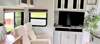 Cozy 2-bedroom RV in excellent Valrico/Tampa with WiFi, AC, Heat, Hot water