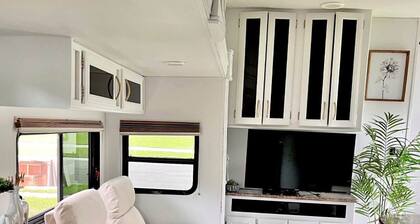Cozy 2-bedroom RV in excellent Valrico/Tampa with WiFi, AC, Heat, Hot water