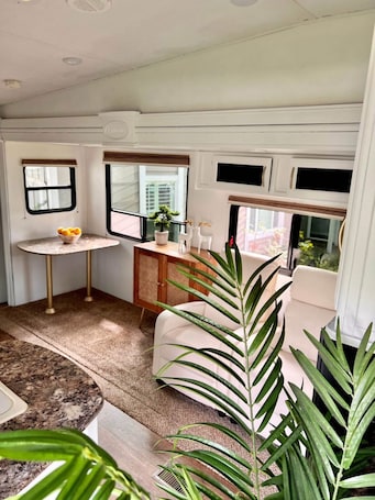 Interior. Cozy 2-bedroom RV in excellent Valrico/Tampa with WiFi, AC, Heat, Hot water