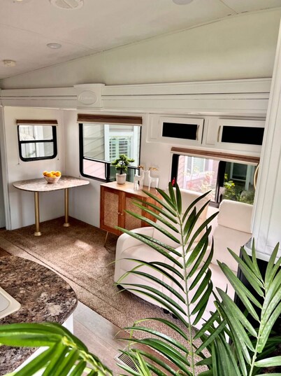 Cozy 2-bedroom RV in excellent Valrico/Tampa with WiFi, AC, Heat, Hot water