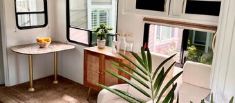 Cozy 2-bedroom RV in excellent Valrico/Tampa with WiFi, AC, Heat, Hot water