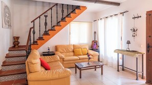 Télévision, cheminée, chaîne hi-fi