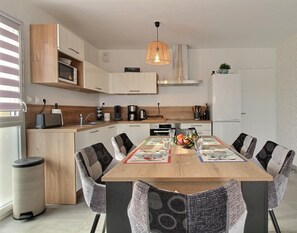 Réfrigérateur, four à micro-ondes, un four, surface de cuisson
