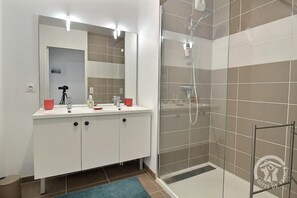 Dusche, Haartrockner, Handtücher