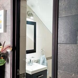 Douche, séchoir à cheveux, serviettes fournies, savon