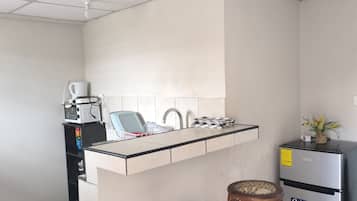 Departamento básico, balcón, vista a la colina | Cocina privada
