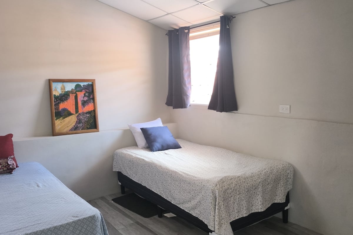 Apartamento básico, balcón, vistas a la colina | 1 dormitorio, cortinas opacas, tabla de planchar con plancha