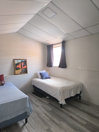 1 habitación, cortinas blackout y tabla de planchar con plancha