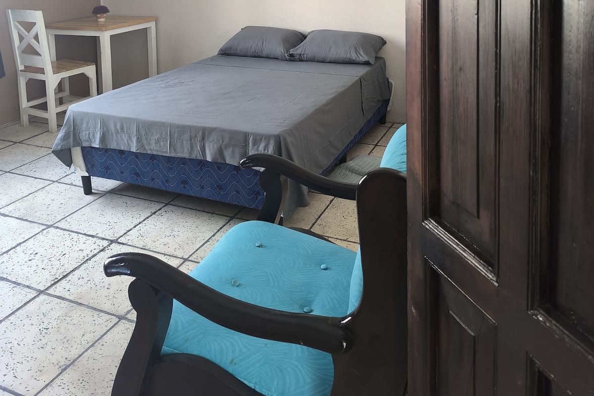 Habitación básica | 1 dormitorio, cortinas opacas, tabla de planchar con plancha