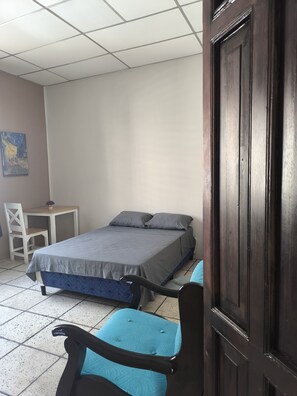 Chambre de base | Rideaux dâobscurcissement, fer et planche Ă repasser