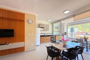 Fridge, microwave, oven, stovetop - Apt 109 - new, cozy, 150 meters from the beach, we have other apartments. (Ubatuba)