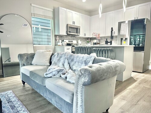 Newly furnished3-bedroom apartment with WiFi, AC in delightful Humble.