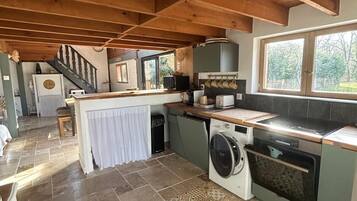 Een koelkast, een microgolfoven, een oven, een kookplaat