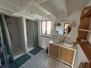 Shower, hair dryer, towels, soap - Chalet in the heart of the Landes forest (Argelouse)