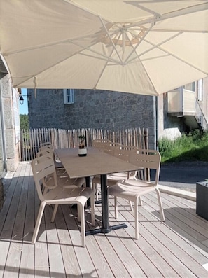 Outdoor dining - La Grange Commeyras in Saint Laurent de Muret (SAINT-LAURENT-DE-MURET)