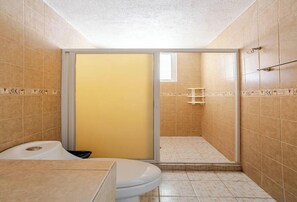 Douche, serviettes fournies, savon, papier de toilette