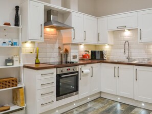 Fridge, microwave, oven, toaster - Ouse Retreat - sleeps 2 guests  in 1 bedroom (York)