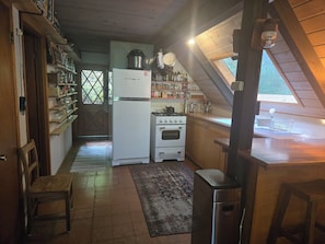 Private kitchen - Cozy Cabin at Javi's Spring with Forest Bath! (Marblemount)