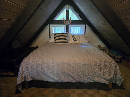 2 bedrooms, WiFi, bed sheets. Cozy Cabin at Javi's Spring with Forest Bath!