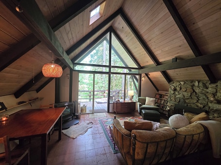 Living area. Cozy Cabin at Javi's Spring with Forest Bath!