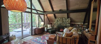 Cozy Cabin at Javi's Spring with Forest Bath!