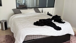 A modern bedroom with a large bed, a black headboard, and a large mirror above the bed. - Tremendous 3-bedroom condo with WiFi in Marina del Rey (Marina del Rey)