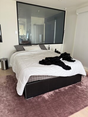 3 bedrooms, iron/ironing board, WiFi, bed sheets - Tremendous 3-bedroom condo with WiFi in Marina del Rey (Marina del Rey)