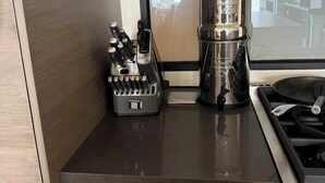 A kitchen with a coffee maker, knife block, and a window with a view of the interior. - Tremendous 3-bedroom condo with WiFi in Marina del Rey (Marina del Rey)