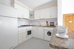 Køleskab, mikrobølgeovn, ovn, kogeplade