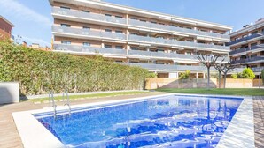 Un moderno edificio de apartamentos con piscina.