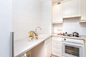 Een koelkast, een microgolfoven, een oven, een kookplaat