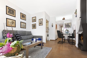 Smart TV, fireplace
