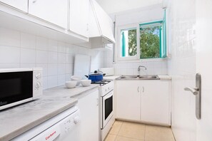 Een koelkast, een microgolfoven, een oven, een kookplaat